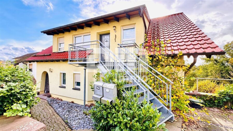 Modernisiertes 1 bis 2 Familienhaus mit DG-Ausbau BJ 02/03 und Panoramablick am Rüsteberg - Frontansicht Titel